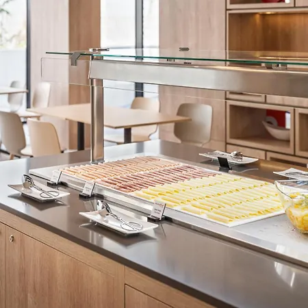 מלון Moov Oriente 2*